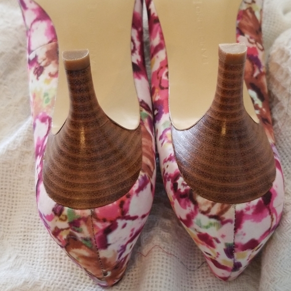 Shoes - Picture 3 of 8